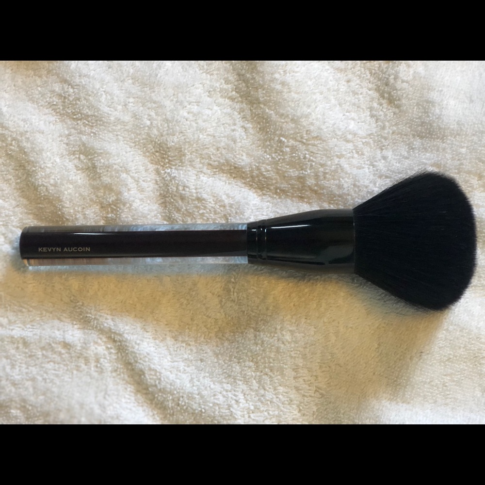 Kevyn Aucoin the large powder brush